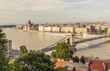 Budapeşte, Macaristan-Haziran 2019. Budapeşte kentinde Tuna Nehri. Sen arka planda nehir hayatı ve tarihi bina görebilirsiniz.