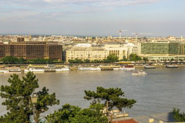 Budapeşte, Macaristan-Haziran 2019. Budapeşte kentinde Tuna Nehri. Sen arka planda nehir hayatı ve tarihi bina görebilirsiniz.