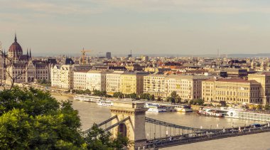 Budapeşte, Macaristan-Haziran 2019. Budapeşte kentinde Tuna Nehri. Sen arka planda nehir hayatı ve tarihi bina görebilirsiniz.