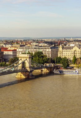 Budapeşte, Macaristan-Haziran 2019. Budapeşte kentinde Tuna Nehri. Sen arka planda nehir hayatı ve tarihi bina görebilirsiniz.