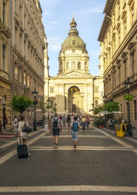 Budapeşte, Macaristan-Haziran 2019. Sokaktaki insanlar arka planda tarihi katedral ile yürüyüş.