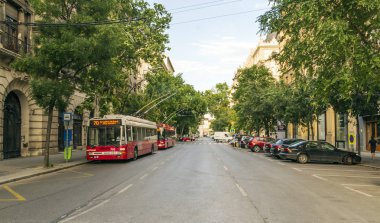 Budapeşte, Macaristan-Haziran 2019. Sokaktaki insanlar onlara tarihi bina ile yürüyüş