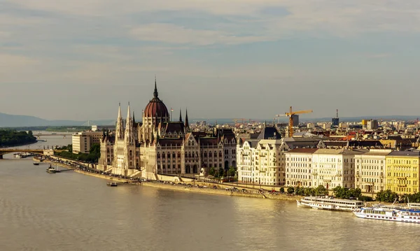 Budapeszt Węgry 2019 Czerwca Dunaju Budapeszcie Można Zobaczyć Życie Rzeki — Zdjęcie stockowe