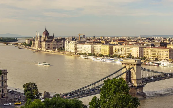 Budapeşte, Macaristan-Haziran 2019. Budapeşte kentinde Tuna Nehri. Sen arka planda nehir hayatı ve tarihi bina görebilirsiniz.