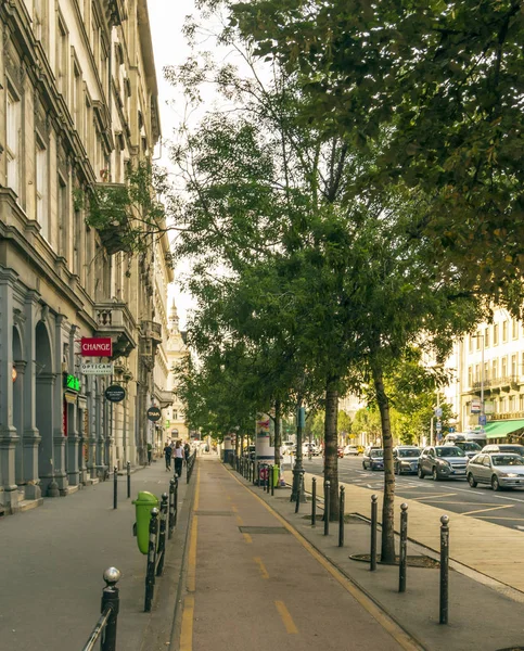 Budapest Hungary June 2019 People Street Walking Historical Building Them — Stock Photo, Image