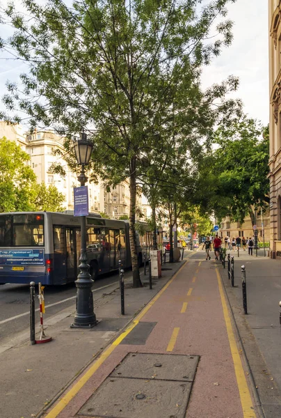 Budapeşte, Macaristan-Haziran 2019. Sokaktaki insanlar onlara tarihi bina ile yürüyüş