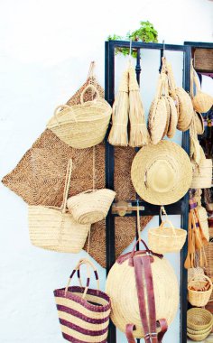 Bir dükkanda sergilenen hasır el sanatlarından yapılmış nesneler 