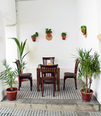 Masa ve dört sandalye ahşap ile Endülüs veranda