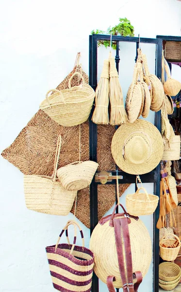 Bir dükkanda sergilenen hasır el sanatlarından yapılmış nesneler 