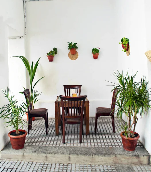 Masa ve dört sandalye ahşap ile Endülüs veranda