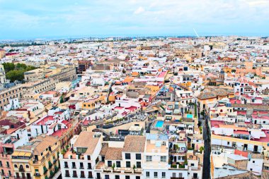 Sevilla çeşitli renklerde eski evlerin cepheleri