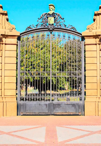 Двері, що веде в парк в іспанському місті Херес — стокове фото