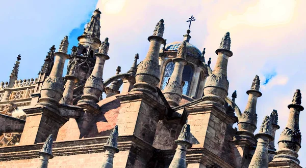 La Torre Giralda situada en la ciudad española de Sevilla — Foto de Stock