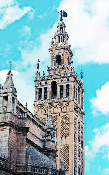 De Giralda toren gelegen in de Spaanse stad Sevilla — Stockfoto