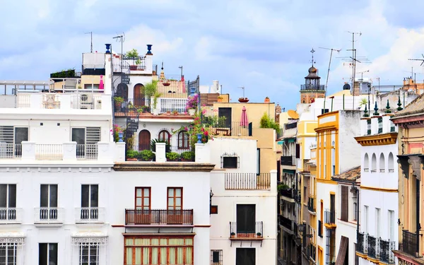 Fachadas de casas antiguas en varios colores en Sevilla — Foto de Stock