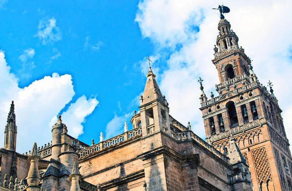 De Giralda toren gelegen in de Spaanse stad Sevilla — Stockfoto