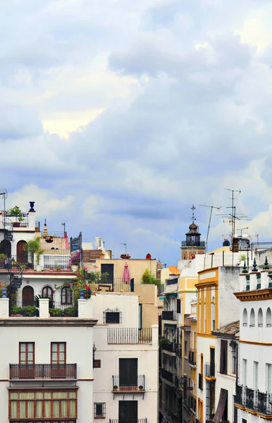 Fachadas de casas antigas em várias cores em Sevilha — Fotografia de Stock