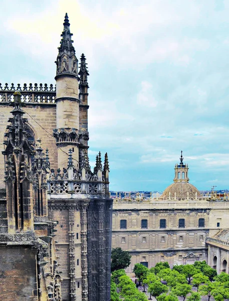 The Giralda Tower located in the Spanish city of Seville — Stock Photo, Image