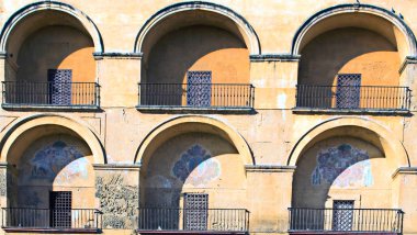 Bir arka plan oluşturan castilian semisirküler kemerler