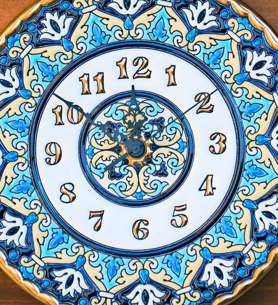 Керамічний годинник, що позначає час — стокове фото