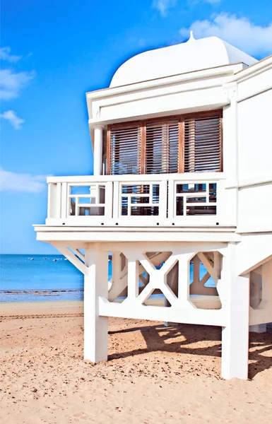 Edificio blanco situado en la playa en la cala de la c —  Fotos de Stock