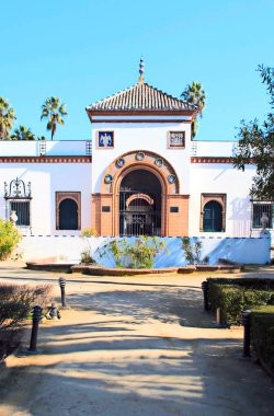 Birçok pencereile Sömürge evi