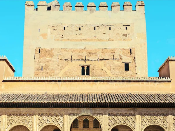 Zuilen en toren van het Alhambra Nasrid monument — Stockfoto