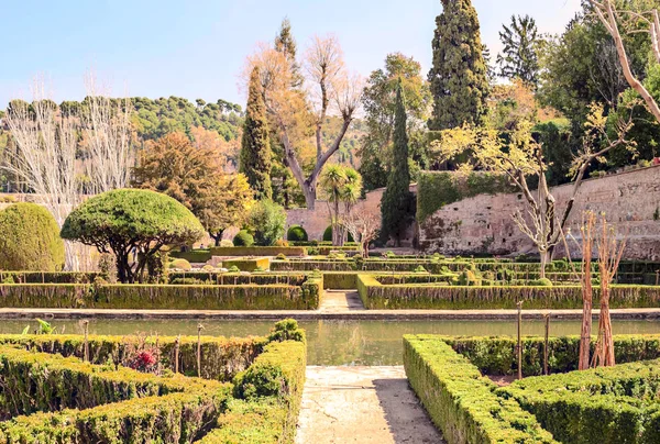 Jardines ubicados dentro de la maravilla de la Alhambra Nazarí — Foto de Stock