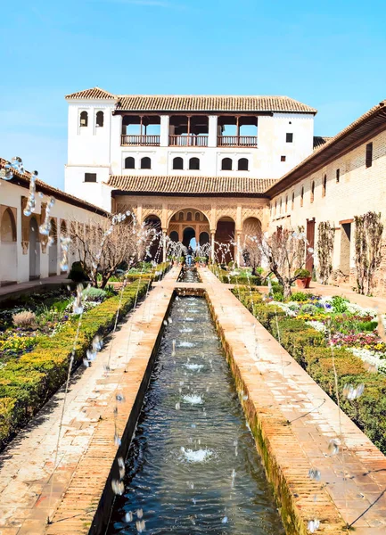 Jardines situados dentro de la maravilla de la Alhambra Nazarí — Foto de Stock