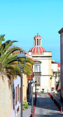 İspanya 'nın La Orotava köyünün caddesi.