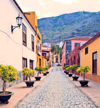 Garachico İspanyol kasabasında bir asfalt yol görünümünü 