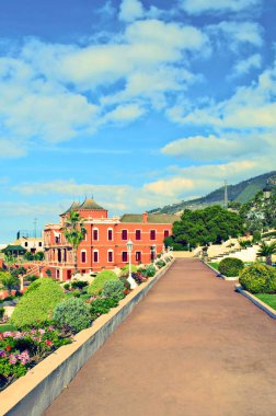 Turuncu İspanyolcada bir koloni evine giden bahçe yolu...