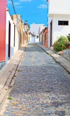 Garachico İspanyol kasabasında bir asfalt yol görünümünü 