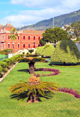 Turuncu İspanyolcada bir koloni evine giden bahçe yolu...
