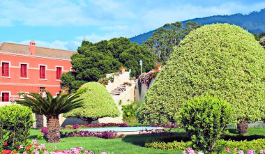 Turuncu İspanyolcada bir koloni evine giden bahçe yolu...