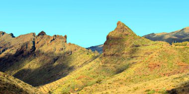 Masca adasındaki dağların zirvesinden bak.