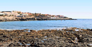 Sahilde bir tarafta beyaz evler var. 