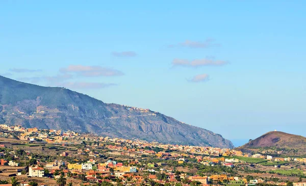 Vista del volcán del Teide desde el pueblo de Puerto de la Cruz — Foto de Stock