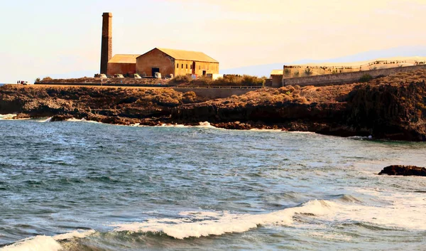 Vista de una fábrica desde la playa rocosa de la caleta en el Span —  Fotos de Stock
