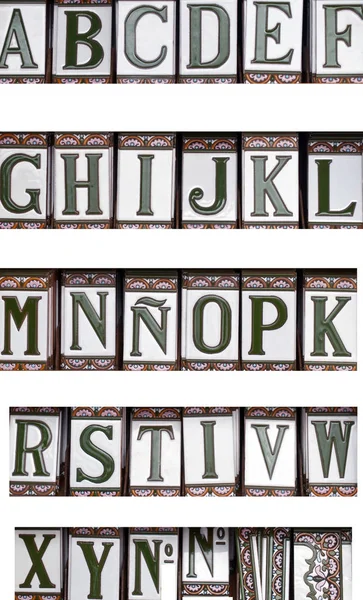 Κεραμικό αλφάβητο με γράμματα τοποθετημένα κατά σειρά σε ξύλινο καλάμι — Φωτογραφία Αρχείου