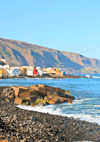 Uitzicht op een strand met golven in de Spaanse stad Puerto de La C — Stockfoto