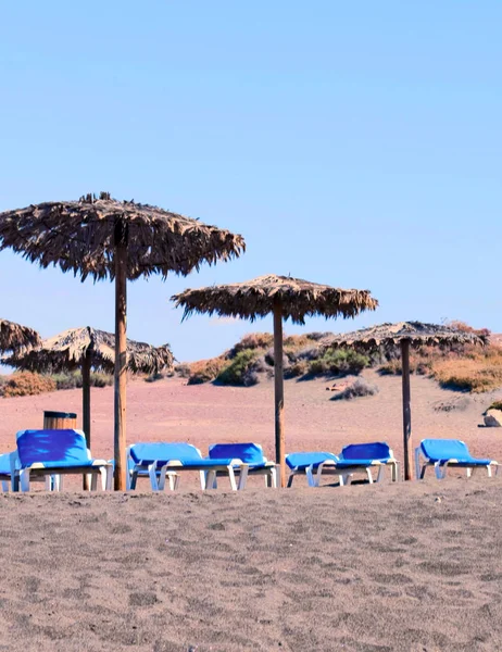 Кілька парасольок і гамаків на пляжному піску — стокове фото
