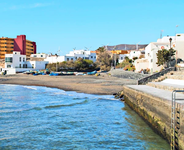 Blick auf einen Strand mit Wellen in der spanischen Stadt puerto de la c — Stockfoto