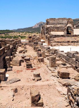 İspanya 'nın Cadiz Roma Forumu' nda Baelo Claudia harabelerinde bulunan Roma Forumu, güneşli bir günde İspanya 'nın Cadiz ilindeki Baelo Claudia harabelerinde yer almaktadır.