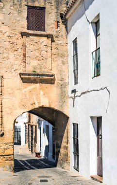 Beyaz evler ile yakın sokak tencere ile dekore edilmiştir.