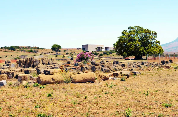 Foro Romano con varias piedras se encuentra en las ruinas de Baelo — Foto de Stock
