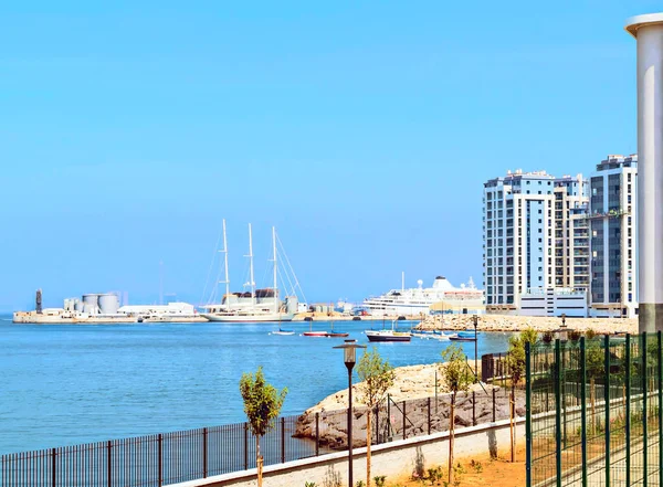 Pohled na přístav Gibraltaru s některé lodě, — Stock fotografie