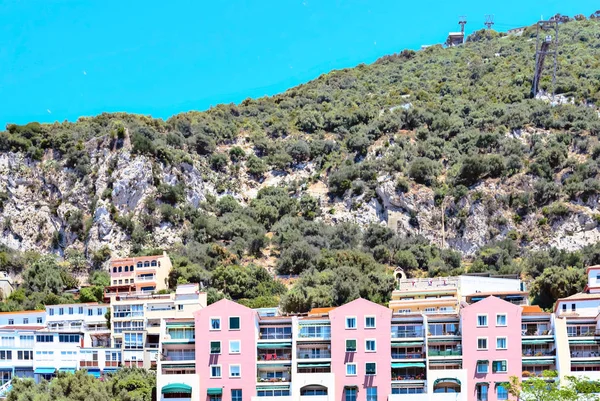 Casas situadas en las laderas del Monte Gibraltar — Foto de Stock