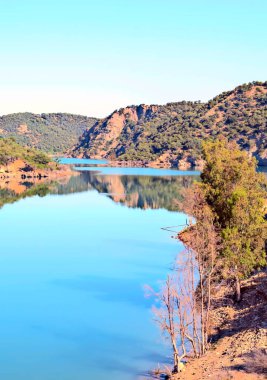 Yansıyan dağlarla çevrili Nehri