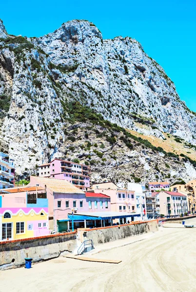 Houses located on the slopes of Mount Gibraltar — Stock Photo, Image